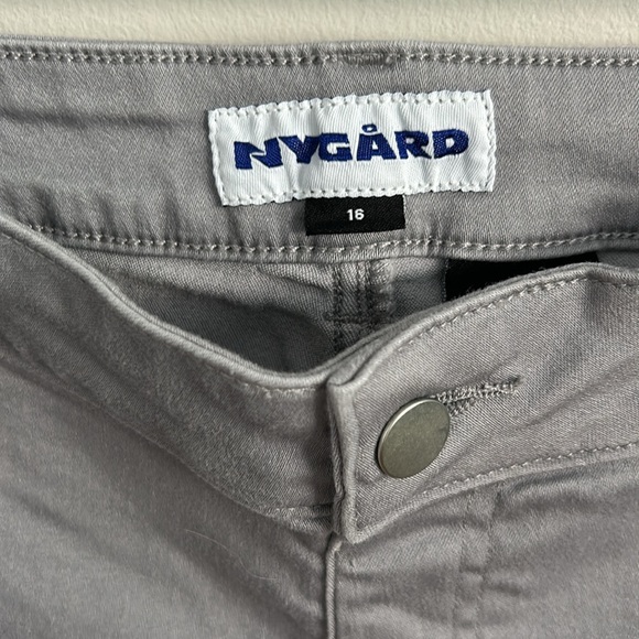 Ladies capris pants in grey by Nygard. Size 16. Perfect condition. - Picture 2 of 4